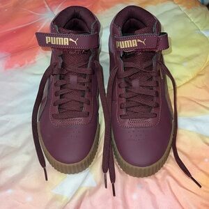 Woman’s Puma sneakers